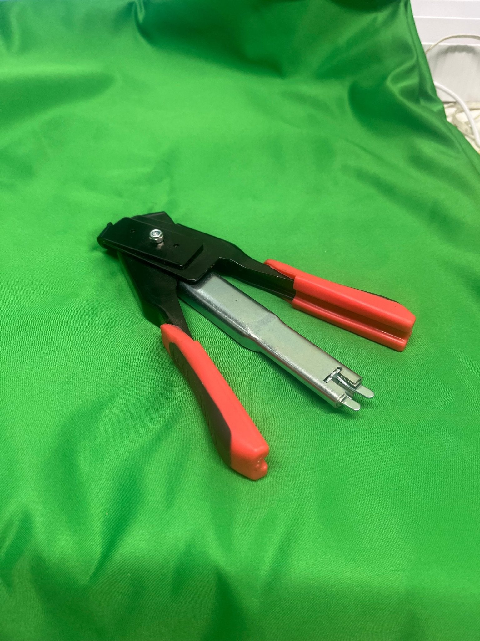 C clip manual pliers. Manual clip pliers comfort model. Clips sold separately - Cat Enclosure Supplies